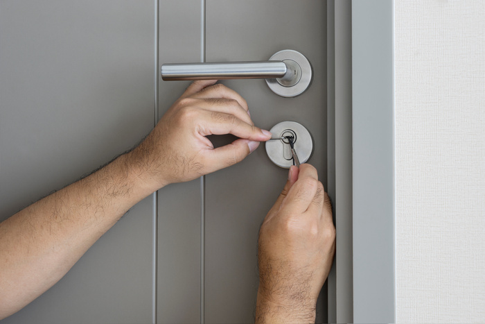 commercial locksmith try to fix a key lock door for open it